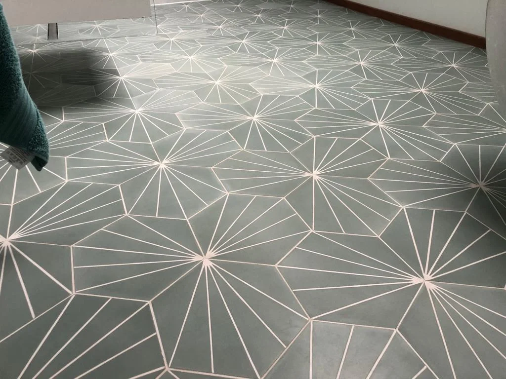 Clean Grout on Modern Grey Tiles – Fresh and Bright Finish